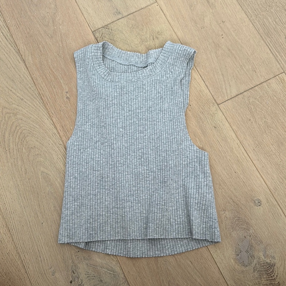 gray tank top